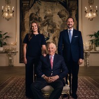 Raja Haakon naik tahta setelah kematian ayahnya, Raja Harald V. Begitu juga Ingrid Alexandra yang kini jadi Putri Mahkota dan calon ratu Norwegia. Foto: Instagram @detnorskekongehus