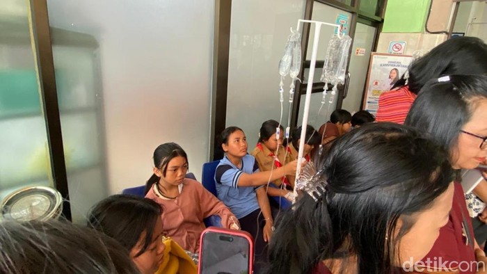 Ratusan siswa SMP di Tana Toraja diduga keracunan MBG dirawat di rumah sakit.