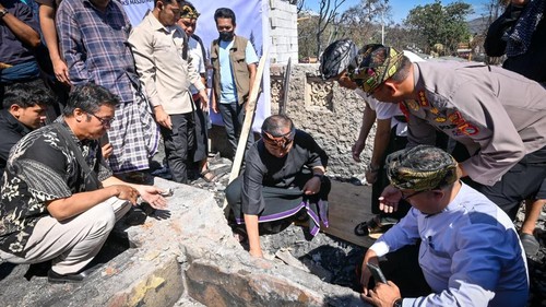 Gubernur NTB Lalu Muhamad Iqbal bersama Bupati Lombok Tengah Lalu Pathul Bahri di Desa Rambitan, Kecamatan Pujut, Lombok Tengah. (Dok. Pemprov NTB).