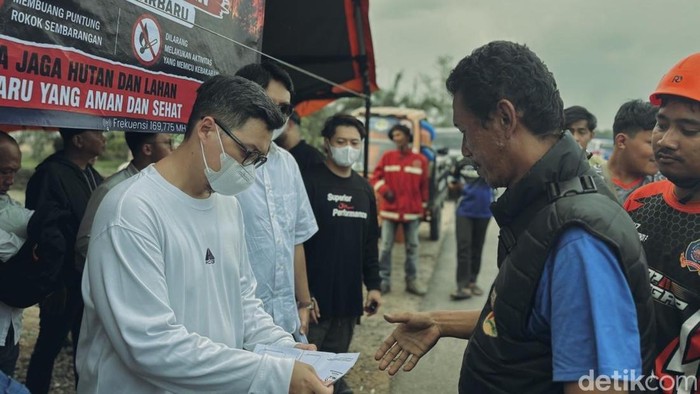 Relawan pemadam karhutla di Banjarbaru terima bantuan.