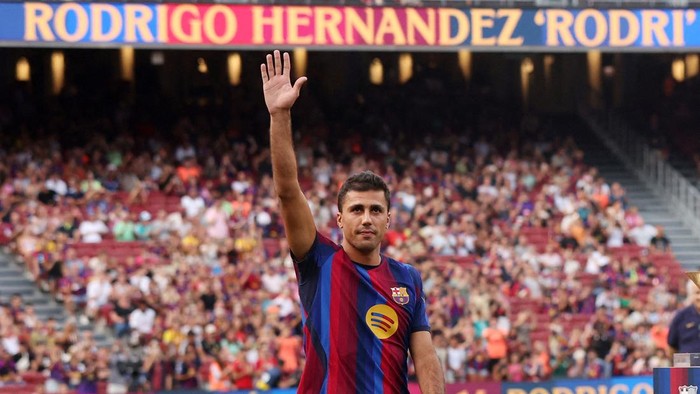 FILE PHOTO: Soccer Football - Pre Season Friendly - FC Barcelona v Al Ahly - Spotify Camp Nou, Barcelona, Spain - August 19, 2026 FC Barcelonas Rodri is introduced in front of fans before the match REUTERS/Bruna Casas/File Photo
