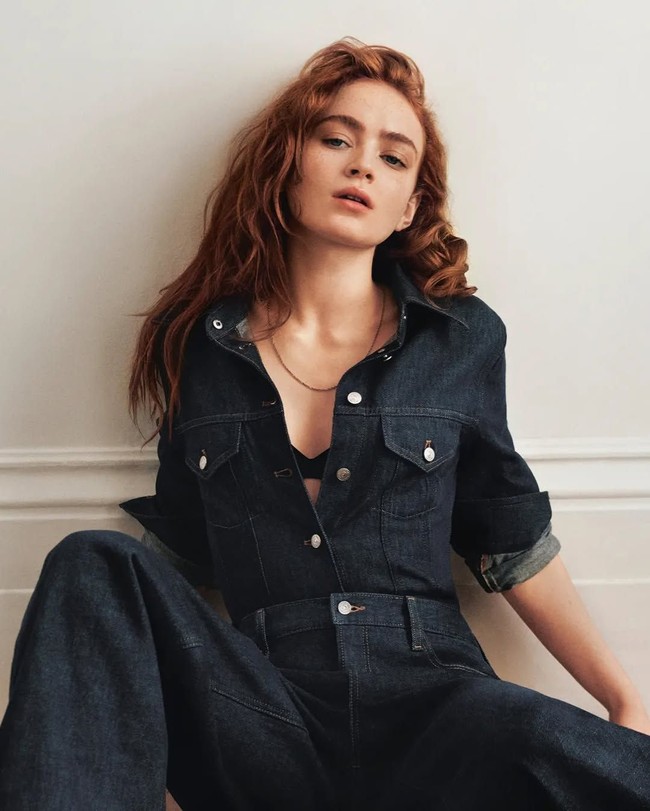 Sadie Sink memberikan referensi gaya saat mengenakan jeans on jeans bernuansa indigo yang kasual tapi elegan. Foto: Instagram