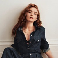 Sadie Sink memberikan referensi gaya saat mengenakan jeans on jeans bernuansa indigo yang kasual tapi elegan. Foto: Instagram