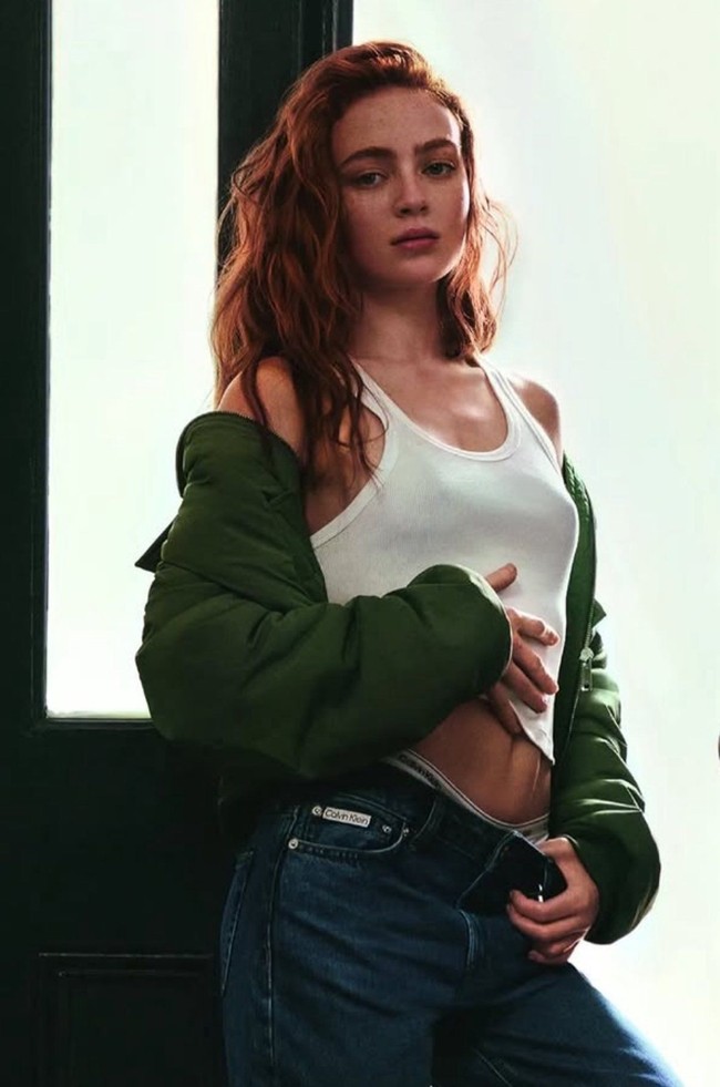 Dalam video yang diliris, Sadie Sink memamerkan gaya yang menggoda selagi memakai celana jeans high-rise berpotongan longgar dari brand AS tersebut di kamar tidur. Foto: Instagram