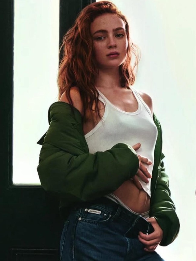 Gaya Sadie Sink Jadi Model Calvin Klein, Tampil Menggoda Pakai Celana Jeans