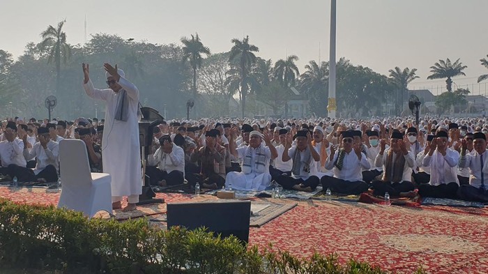 Salat Istisqa digelar di Griya Agung, Palembang.