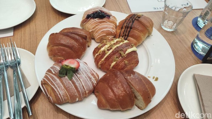 Salt bread shio butter Paris Baguette
