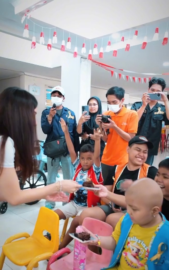 Sarwendah Rayakan Ultah dan Berbagi Kue di Yayasan Anak Kanker