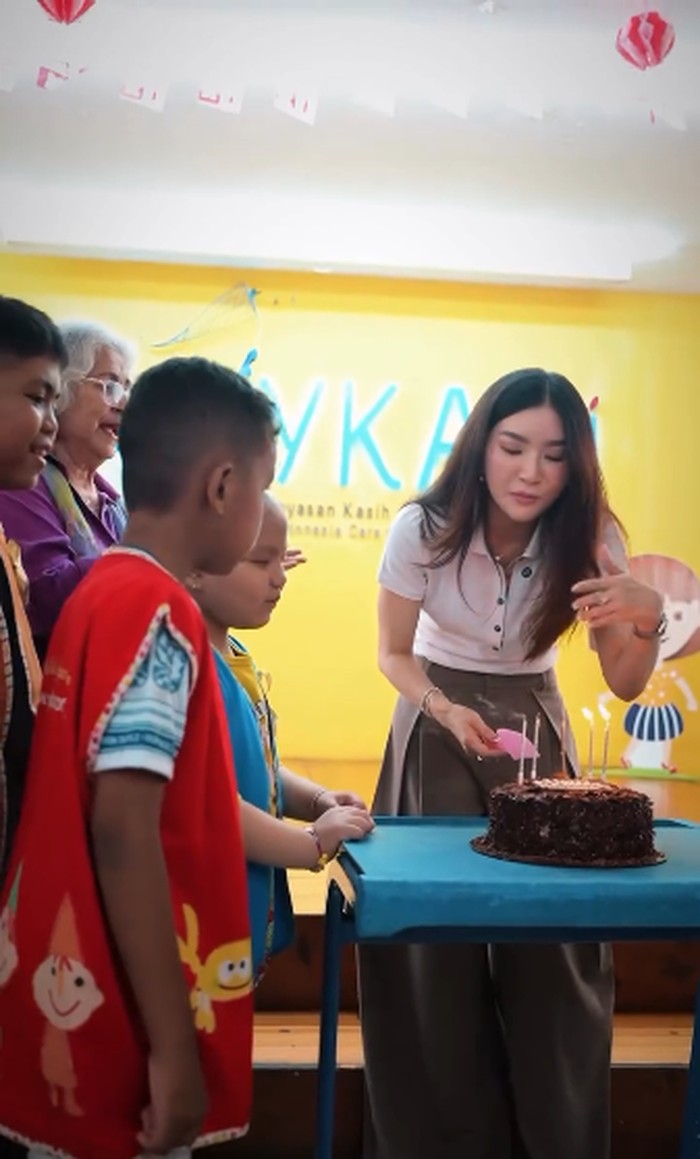 Sarwendah Rayakan Ultah dan Berbagi Kue di Yayasan Anak Kanker