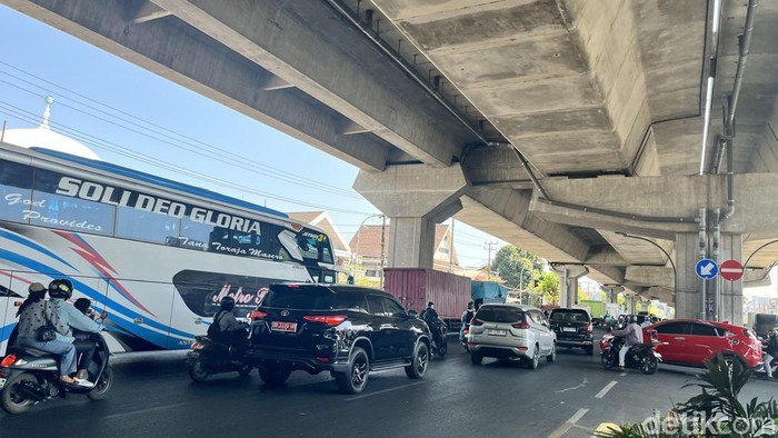 Sejumlah kendaraan yang hendak mengisi BBM jenis solar di salah satu SPBU di Jalan AP Pettarani, Makassar, antre panjang hingga ke badan jalan.