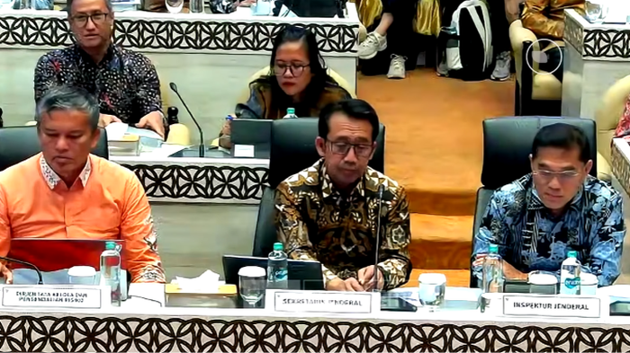 Sekjen Kementerian PKP Didyk Choiroel (tengah)