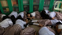 Para siswa berlindung di dalam kelas saat alarm dibunyikan dalam latihan menghadapi penembak aktif yang digelar serentak di sejumlah sekolah negeri Filipina. REUTERS/Eloisa Lopez