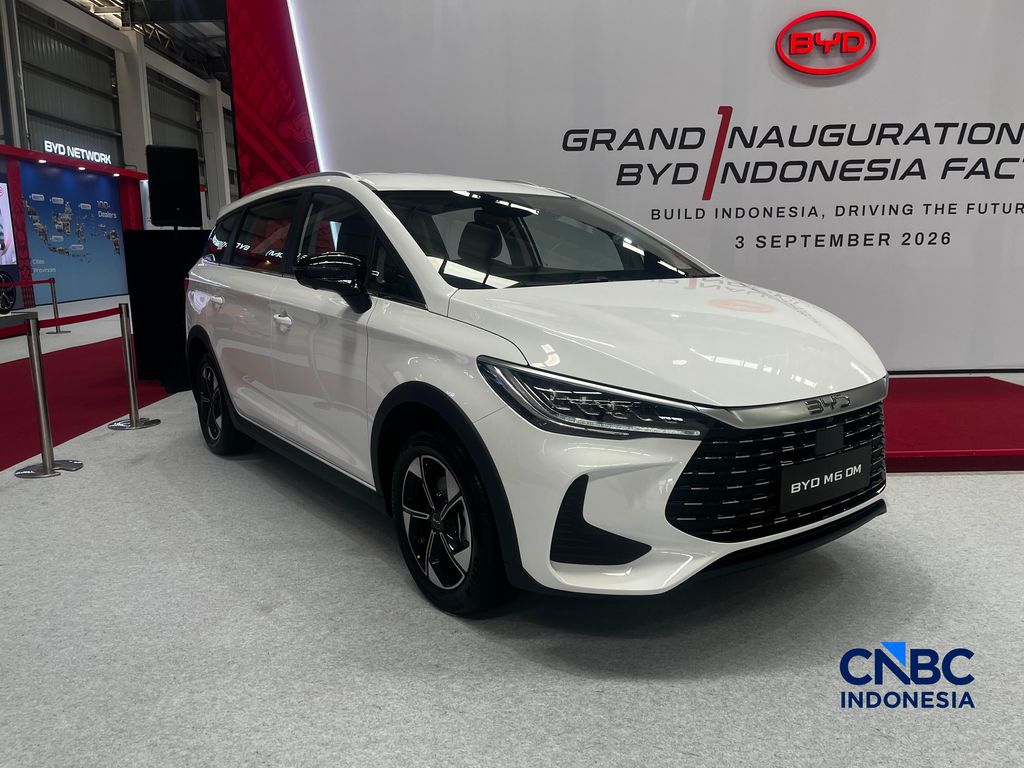 Seseorang melewati area produksi perakitan mobil listrik di Pabrik mobil listrik BYD di Subang, Jawa Barat, Kamis (3/9/2026). Seseorang melewati area produksi perakitan mobil listrik di Pabrik mobil listrik BYD di Subang, Jawa Barat, Kamis (3/9/2026). (CNBC Indonesia/Ferry Sandi)