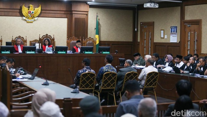 Sidang Kasus Kuota Haji Hadirkan Eks Pejabat Kemenag Era Yaqut Sidang kasus kuota haji tahun 2024 Masehi menghadirkan saksi yang terdiri dari Mantan Kepala Biro Hukum dan Kerja Sama Luar Negeri Kementerian Agama periode 2021-2024 Ahmad Bahiej, ASN Kemenag Deni Sefianto, mantan Direktur Bina Umroh dan Haji 2024 Jaja Jaelani, dan staf operasional biro travel haji dan umroh Nur Faidzin. Sidang berlangsung di Pengadilan Tipikor, Jakarta, Kamis (3/9/2026).