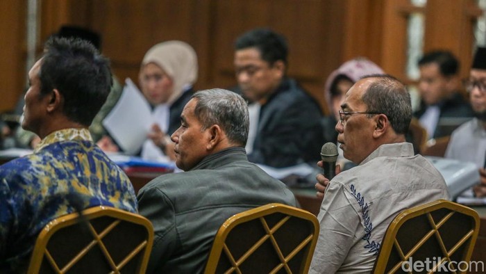 Sidang Kasus Kuota Haji Hadirkan Eks Pejabat Kemenag Era Yaqut Sidang kasus kuota haji tahun 2024 Masehi menghadirkan saksi yang terdiri dari Mantan Kepala Biro Hukum dan Kerja Sama Luar Negeri Kementerian Agama periode 2021-2024 Ahmad Bahiej, ASN Kemenag Deni Sefianto, mantan Direktur Bina Umroh dan Haji 2024 Jaja Jaelani, dan staf operasional biro travel haji dan umroh Nur Faidzin. Sidang berlangsung di Pengadilan Tipikor, Jakarta, Kamis (3/9/2026).