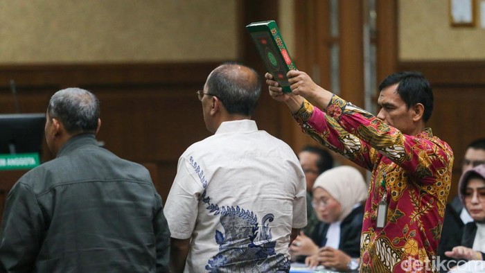 Sidang kasus kuota haji tahun 2024 Masehi menghadirkan saksi yang terdiri dari Mantan Kepala Biro Hukum dan Kerja Sama Luar Negeri Kementerian Agama periode 2021-2024 Ahmad Bahiej, ASN Kemenag Deni Sefianto, mantan Direktur Bina Umroh dan Haji 2024 Jaja Jaelani, dan staf operasional biro travel haji dan umroh Nur Faidzin. Sidang berlangsung di Pengadilan Tipikor, Jakarta, Kamis (3/9/2026).