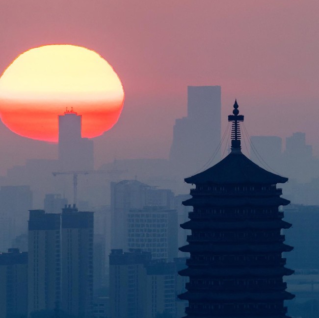 Siluet Yongding Pagoda Menghiasi Langit Pagi Beijing