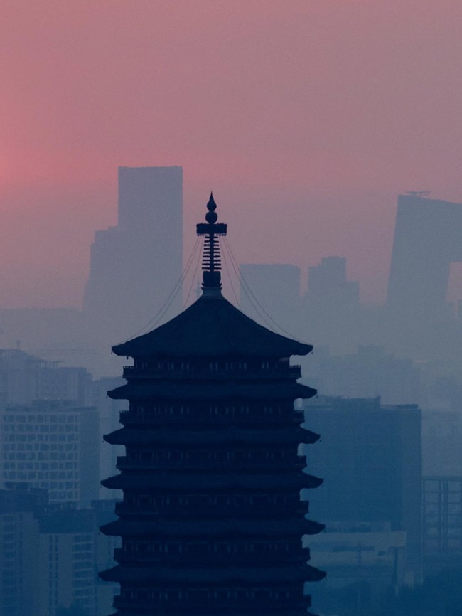 Siluet Yongding Pagoda Menghiasi Langit Pagi Beijing