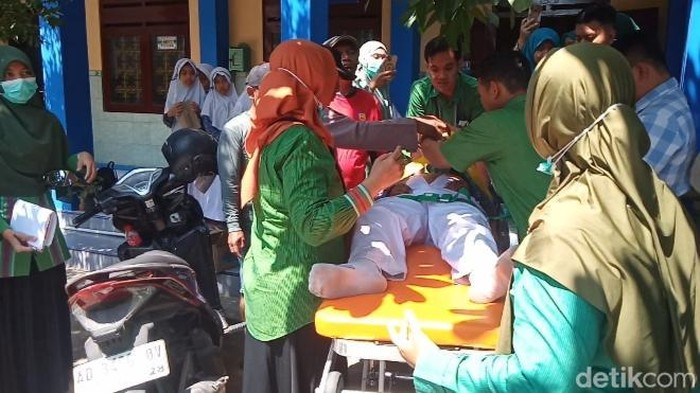 Siswa MIM Cetan, Kecamatan Ceper, Klaten dibawa ke RS setelah santap MBG.