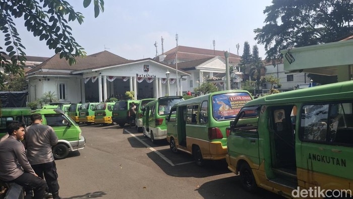 Sopir angkot berdemo di Balai Kota Bogor.