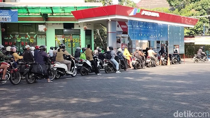 SPBU di Tlogomas, Kota Malang yang memutar pengumuman Pertalite Habis pakai suara mirip Jokowi dan Prabowo.
