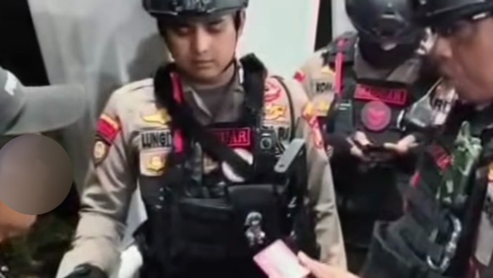 Tangkapan layar momen polisi bantu pria kebingungan di Depok (Devi/detikcom)