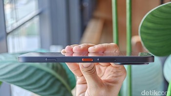 Meski bodinya hanya setebal 7,39 mm, Tecno Pova 8 Pro 5G membawa baterai jumbo 6.500 mAh yang diklaim mampu mendukung penggunaan hingga dua hari. Didukung 45W SuperCharge dan Bypass Charging, fitur yang berguna ketika ponsel dipakai bermain game dalam waktu lama.Foto: Adi FR/detikINET