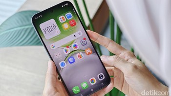 Bagian depan Tecno Pova 8 Pro 5G dihiasi layar HyperLux AMOLED 6,78 inch dengan resolusi 1.5K dan refresh rate hingga 144Hz. Layarnya dilindungi Corning Gorilla Glass 7i. Foto: Adi FR/detikINET