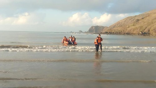 Tim SAR Mataram mencari nelayan hilang di Pantai Areguling, Lombok Tengah. (Dok. SAR Mataram)
