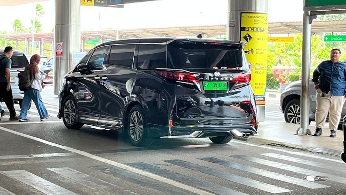 Toyota Alphard dengan pelat hijau di Batam