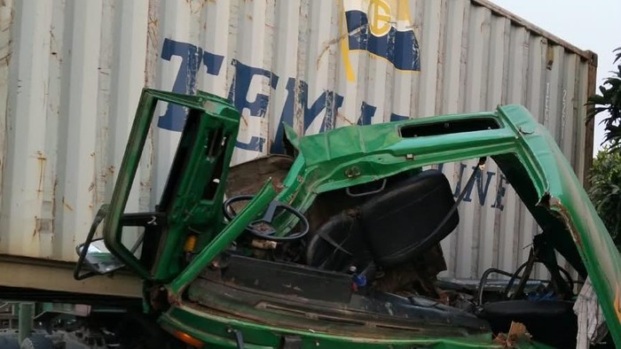 Truk kecelakaan hingga peti kemas nyaris jatuh di Layang Tol Jakut