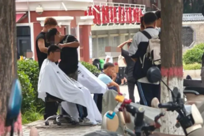 Tukang cukur rambut ramai memenuhi gerbang sekolah di China