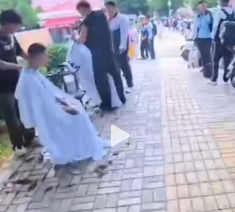 Tukang cukur rambut ramai memenuhi gerbang sekolah di China