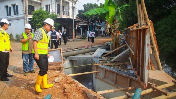 Turap atau dinding bantaran sungai dibangun di tiga di Tangerang Selatan untuk mencegah longsor hingga menangani persoalan banjir. (Antara)