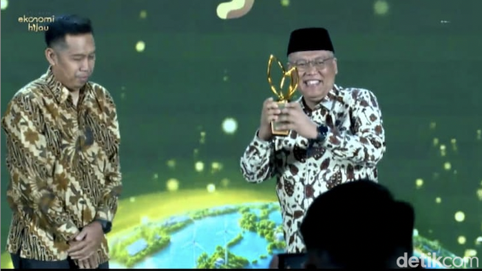Rektor UT Prof Dr Ali Muktiyanto, SE, MSi terima anugerah Ekonomi Hijau