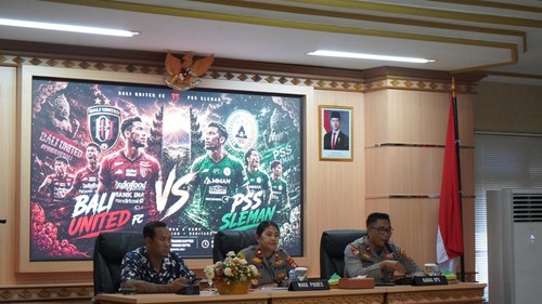 Wakapolres Gianyar Kompol Willa Jully Nendissa memimpin rakor pengamanan laga Bali United vs PSS Sleman di Mapolres Gianyar, Kamis (3/9/2026). (Foto: Dok. Polres Gianyar)