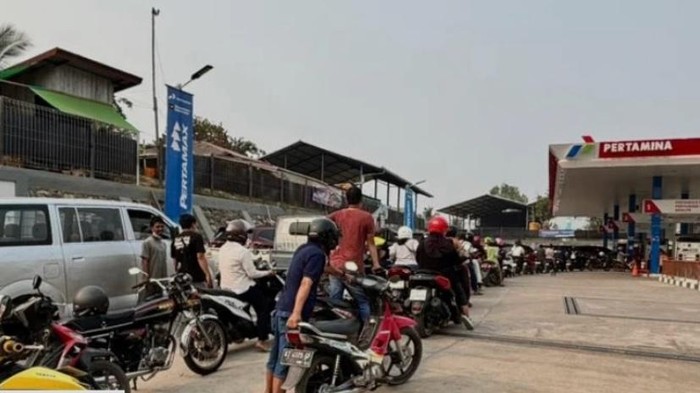 Warga alami antrian panjang saat isi BBM di SPBU Berau, Kalimantan Timur. (Istimewa)