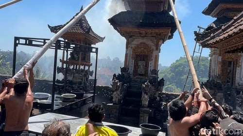 Warga bergotong royong merobohkan pelinggih pura Puseh Batumedeg yang dilalap apidi Nusa Penida, Klungkung, Bali, Kamis (3/9/2026).