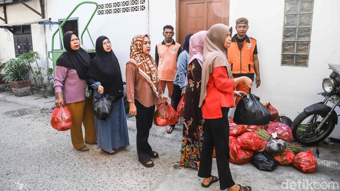 Sejumlah warga antre untuk memberikan sampah organik kepada petugas di kawasan Kalibaru, Cilincing, Jakarta Utara, Kamis (3/9/2026).