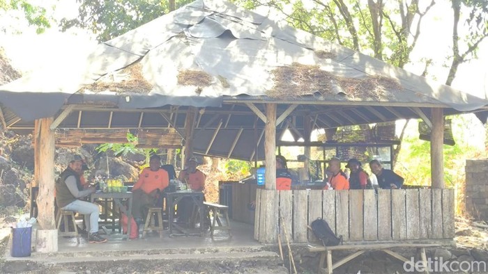Warung Itok dan kondisi wisata Batu Luhur yang sepi dan terbengkalai