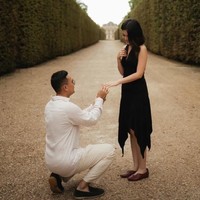 Tak butuh waktu lama, Yoriko menerima lamaran tersebut. Romantis, Aldio tampak berlutut sambil memakaikan cincin lamaran ke jari manis kekasihnya. Foto: dok Instagram yorikooangln_