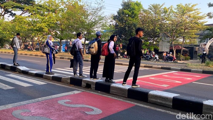 Zebra cross dipasang di Jalan Soekarno Hatta Bandung.