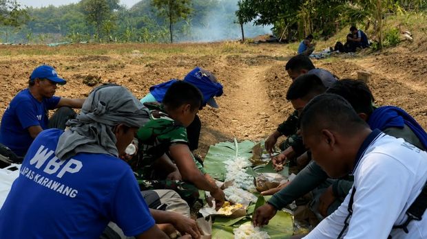 10 penduduk bimbingan alias narapidana (napi) Lapas Kelas IIA Karawang, Jawa Barat, berbareng prajurit TNI dari Kodim 0604/Karawang menggarap lahan nan merupakan aset milik Kodim. Lahan tersebut digarap untuk ditanami jagung.