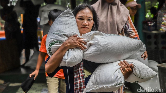 Pemerintah menyalurkan bantuan pangan berupa beras sebanyak 30 kilogram kepada masyarakat penerima di sejumlah wilayah. Bantuan tersebut menjadi bagian dari upaya memenuhi kebutuhan pangan keluarga yang membutuhkan.