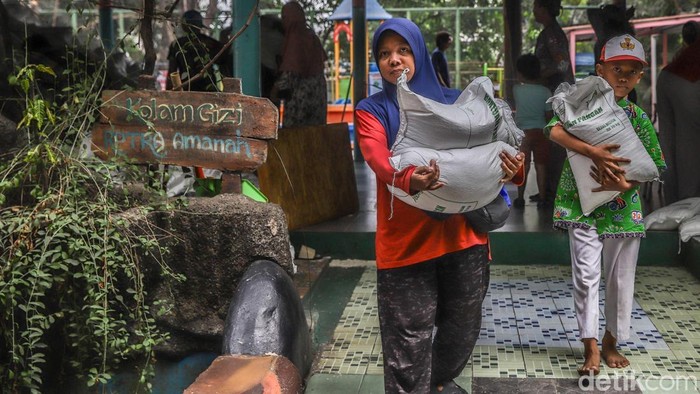 Pemerintah menyalurkan support pangan berupa beras sebanyak 30 kilogram kepada masyarakat penerima di sejumlah wilayah. Bantuan tersebut menjadi bagian dari upaya memenuhi kebutuhan pangan family nan membutuhkan.