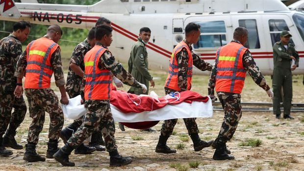 Survivor Sanjay Sah is carried by members of a search and rescue team after they rescued alive two people who had been trapped inside a tunnel at the Upper Trishuli-3A Hydropower Project following devastating floods and mudslides that struck the Bhotekoshi River in Rasuwa, Nepal, September 4, 2026. Nepal Army/Handout via REUTERS. THIS IMAGE HAS BEEN SUPPLIED BY A THIRD PARTY. MANDATORY CREDIT. NO RESALES. NO ARCHIVES.  REFILE - ADDING THE NAME OF THE SURVIVOR