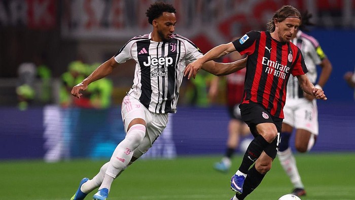 Milan, Italy - April 26: Lloyd Kelly of Juventus Fc and Luka Modric of Ac Milan battle for the ball during the Serie A match between AC Milan and Juventus Fc at Stadio Giuseppe Meazza (San Siro) on April 26, 2026 in Milan Italy. (Photo by sportinfoto/DeFodi Images/DeFodi via Getty Images)