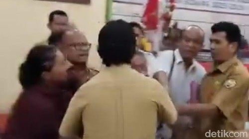 Adu jotos antara Ketua DPRD Ende, Fransiskus Taso dan anggota DPRD Hieronimus Irwan Kila Pelo, viral di media sosial.