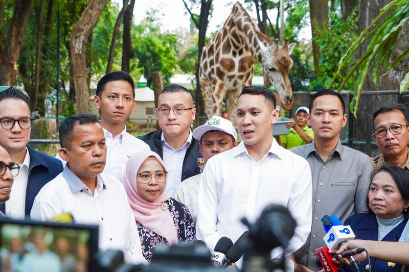 Anggota Komisi C DPRD DKI Jakarta Sedang Melakukan Inspeksi ke Taman Margasatwa Ragunan Terkait Akan Naiknya Tarif Masuk Ragunan, di Pimpin Oleh Ketua Komisi C Dimas Raditya.