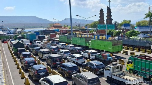 Antrean kendaraan yang terjadi di dalam areal Pelabuhan Gilimanuk, Kabupaten Jembrana, Bali, Jumat (4/9/2/2026).